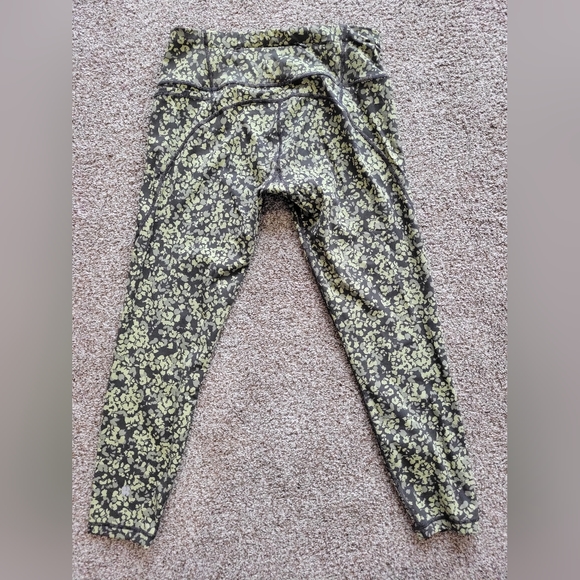 Like New Sweaty Betty Power 7/8 legging size M green floral pattern - Picture 2 of 5